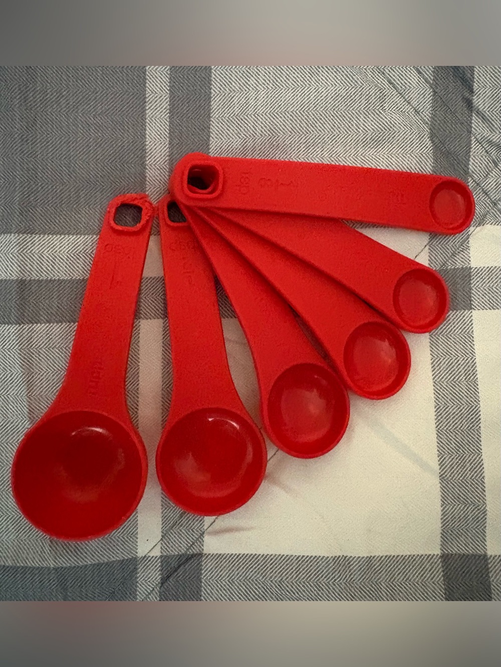 Red Tupperware Plastic Measuring Spoon Set - Home Party Supplies